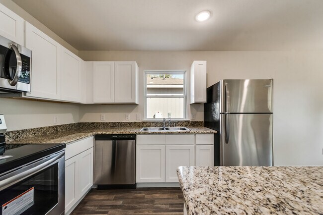 Building Photo - 1517 Sheri Ln S