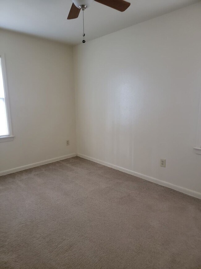 Building Photo - 3 bedroom 1 bathroom **Move in Ready