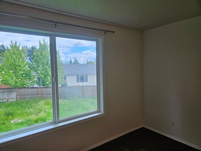 Building Photo - 4Bd/3Ba Two Story House - Available to View!