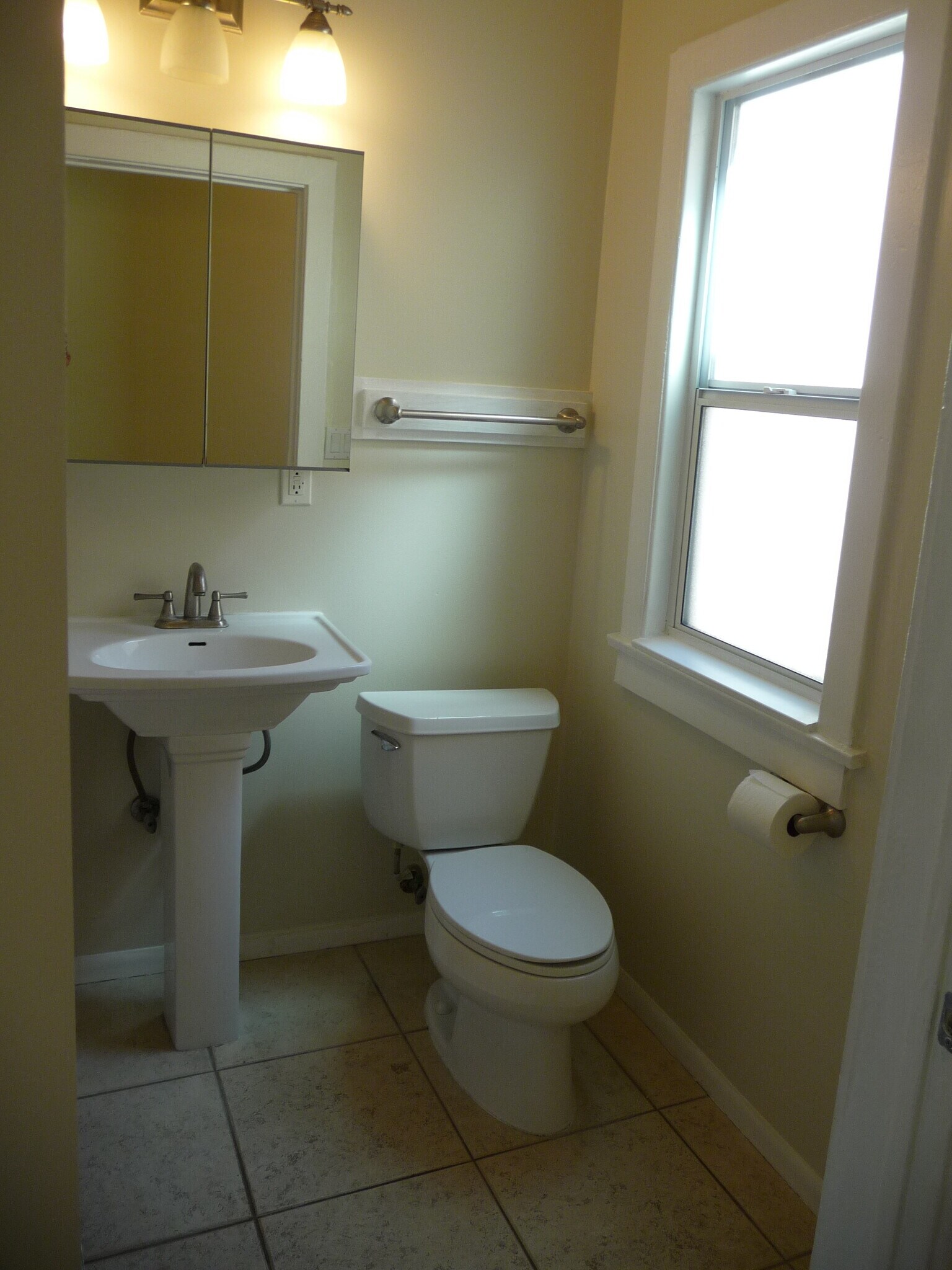 Building Photo - 435 1/2 N Sierra Bonita Ave