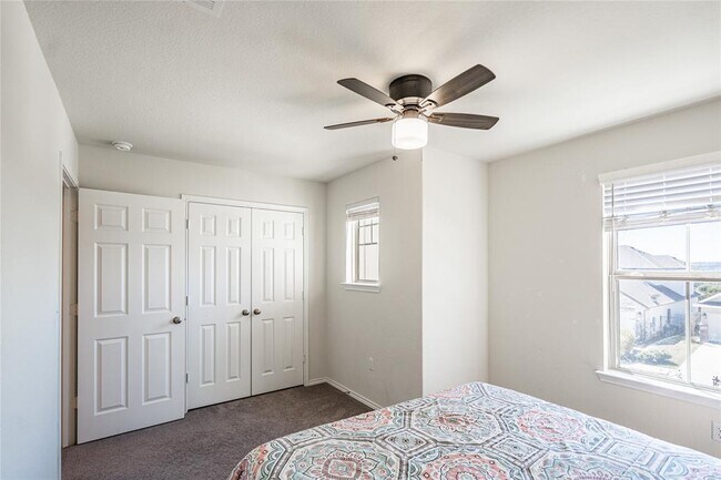 Building Photo - 547 Saturnia Dr