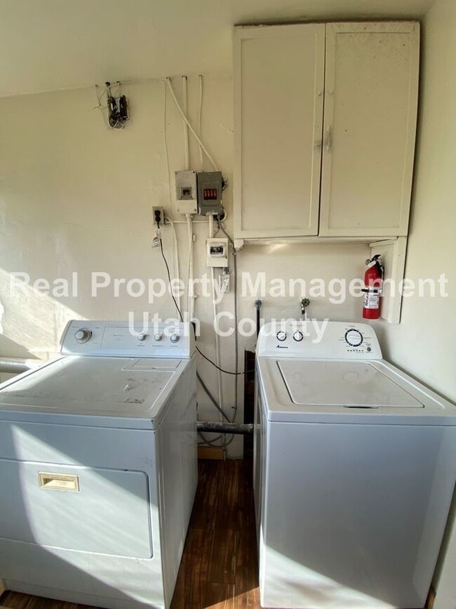 Building Photo - 341 N 400 W St