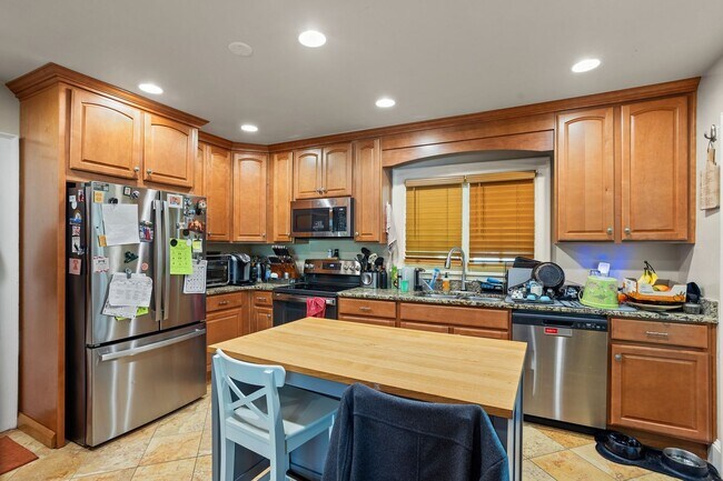 Building Photo - Beautiful brick home on a 1-acre lakefront...