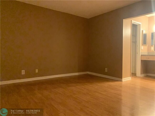 Building Photo - 9470 Live Oak Pl