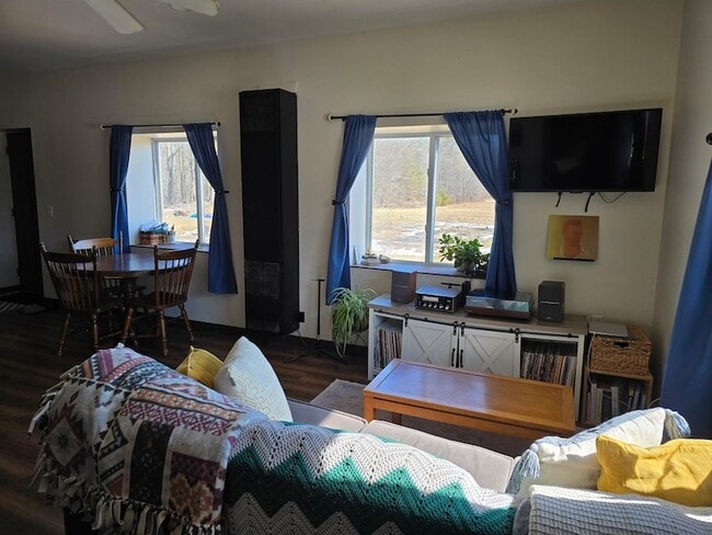 Building Photo - 352 Packers Falls Rd