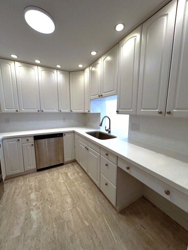 Building Photo - Large 1 Bedroom 1.5 Bath Condo - Steps from Fort Lauderdale Beach!