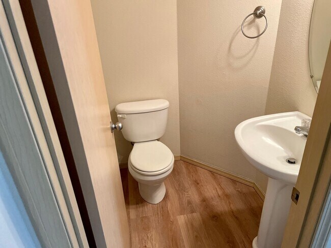 Building Photo - Charming Home in a Gated Tacoma Community – Minutes from JBLM!