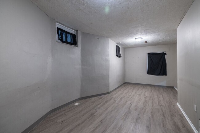 Building Photo - 3 Bedroom Midtown Home!