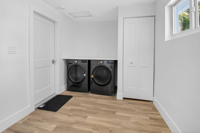 Building Photo - 1254 SW 4th Ct