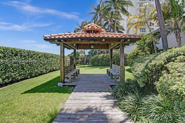 Building Photo - 5757 Collins Ave
