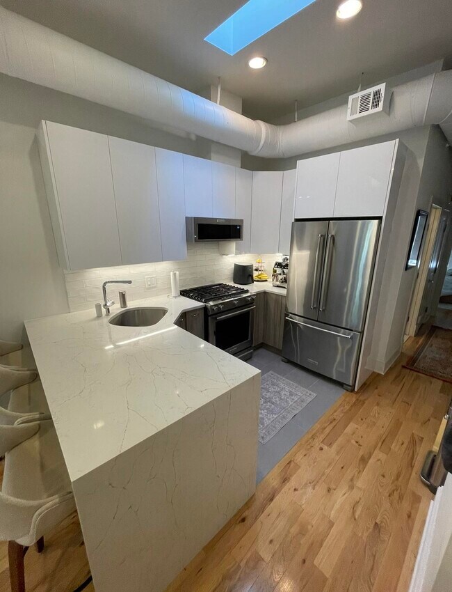 Primary Photo - 208 Park Ave