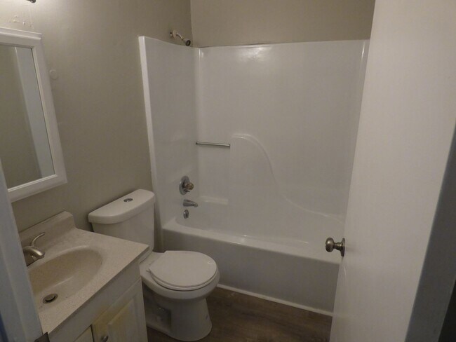 Building Photo - 1166 Meadowview Dr