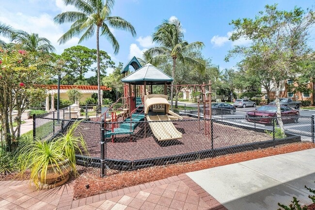 Building Photo - 10106 Myrtlewood Cir W