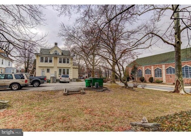 Building Photo - 303 Sharon Ave