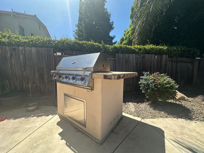 Building Photo - Gorgeous single story with Pool!