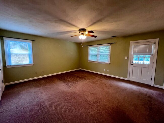 Building Photo - Large 6 bedroom home with Pool in Virginia Beach