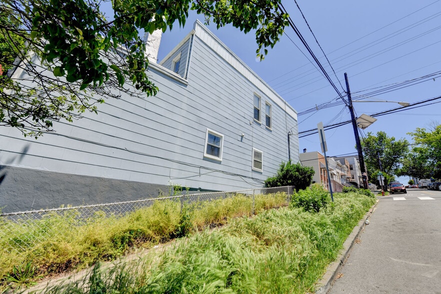 Building Photo - 477 Liberty Ave