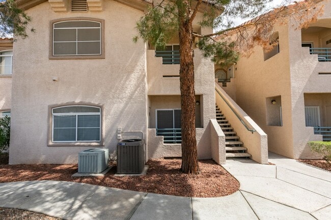 Building Photo - CUTE AND COZY 1 BEDROOM UNIT WITH TONS OF UPGRADES*COMMUNITY AMENITIES*