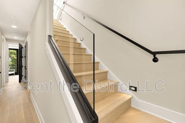 Building Photo - 1365 Perry Pl NW