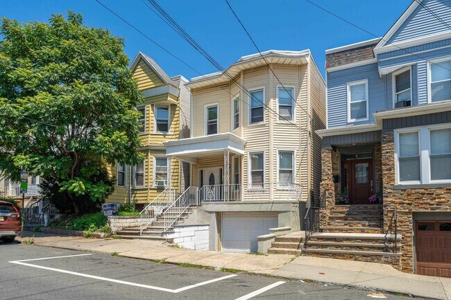 Building Photo - 214 50th St