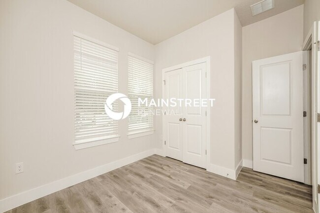 Building Photo - 4 Bedroom Pet-Friendly Home in Deland, FL with Main Street Renewal