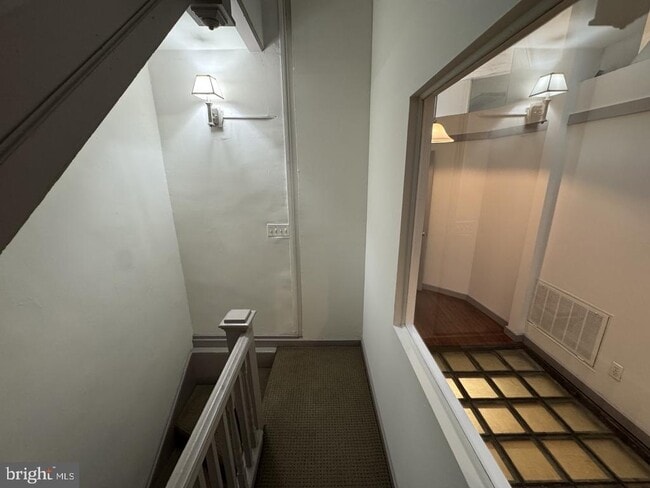 Building Photo - 328 S Broadway