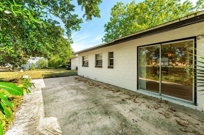 Building Photo - 2160 Fairlane Dr