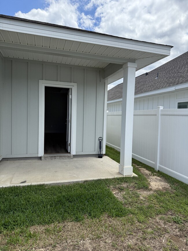 Building Photo - 210 Lyla Ln