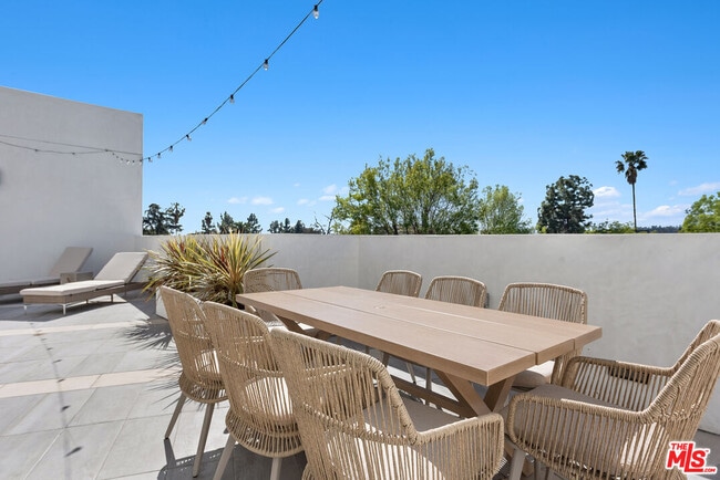 Building Photo - 164 Chestnut St