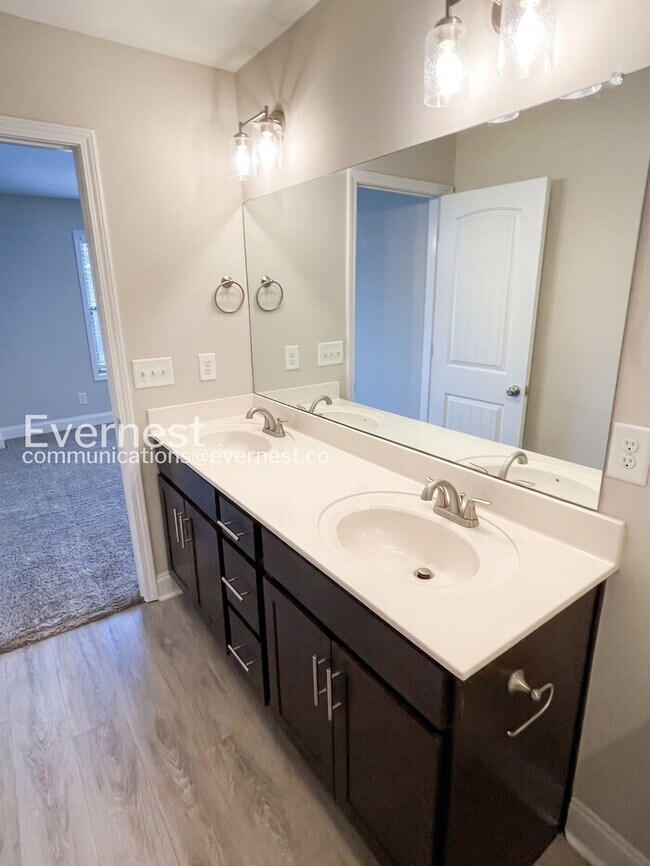 Building Photo - 3 Bed/3 Bath Townhome with Off-Street Parking / Pet-Friendly / Vouchers Accepted / Available Now!
