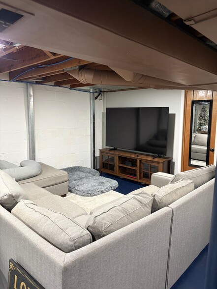 Building Photo - 7252 Thomas Dr