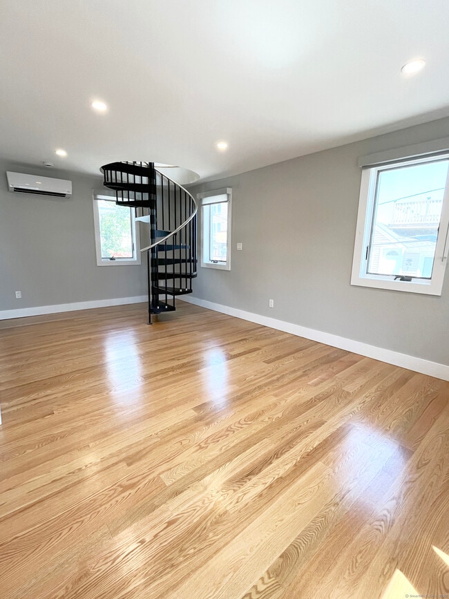 Building Photo - 6 Silver St