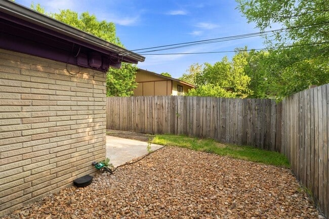 Building Photo - 2507 Biggs Dr