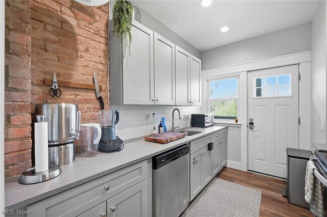 Building Photo - 2280 Bellfield Ave