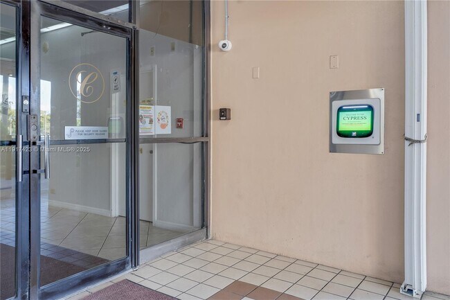 Building Photo - 1200 St Charles Pl