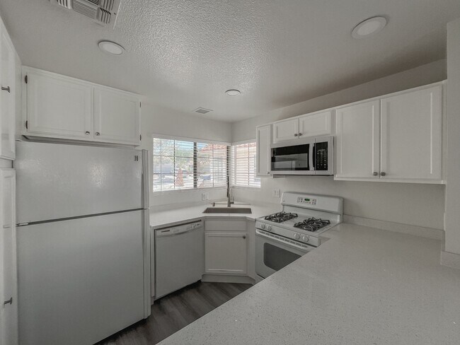 Building Photo - 8423 Palmada Dr