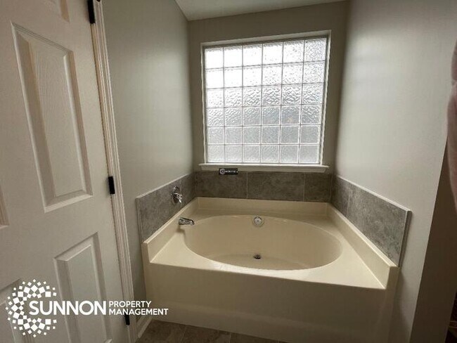 Building Photo - 4 Bed 2.5 Bath House with Great Yard