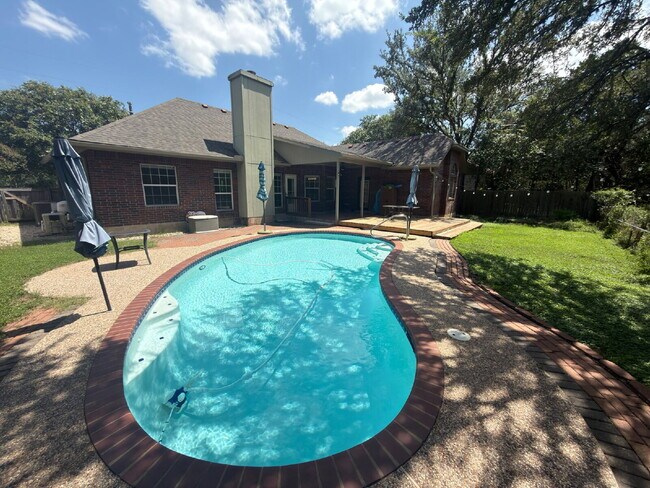 Building Photo - 3 bed 2 bath 2 car garage & pool.