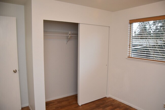 Building Photo - 3 Bedroom 1 Bath University Place Rambler on Quiet Cul De Sac
