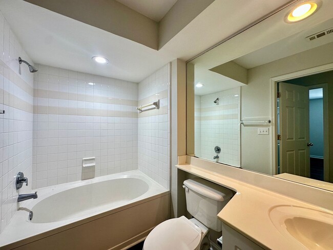Building Photo - 2 Bed/2 Bath Condo, Gated security, Tons o...