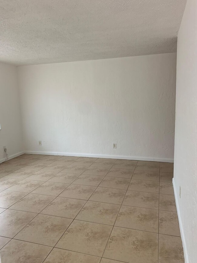 Building Photo - 2 Bedrooms in Hallandale Beach