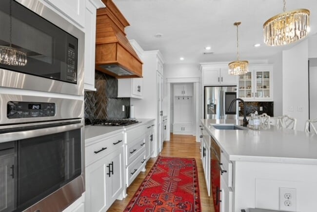 Building Photo - Luxury 5 Bed | 4.5 Bath Home | Flexible Leasing Options: 3+ Month & Long-Term Lease Options | Ful...