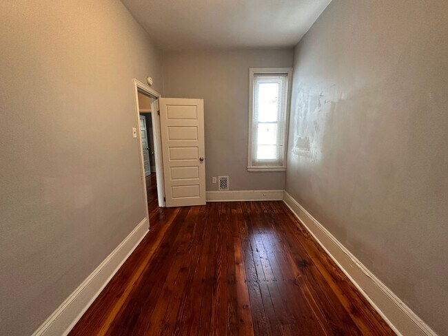 Building Photo - Old charm mixed with new finishes. Beautif...