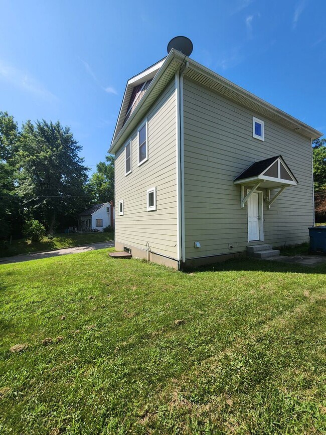 Building Photo - 3 Bedroom House In Alton