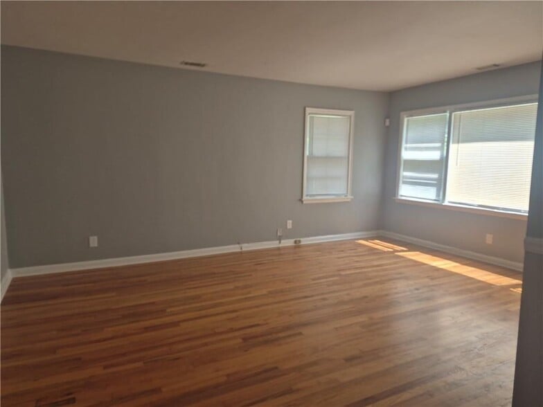 Building Photo - 547 Westmeath Dr SW