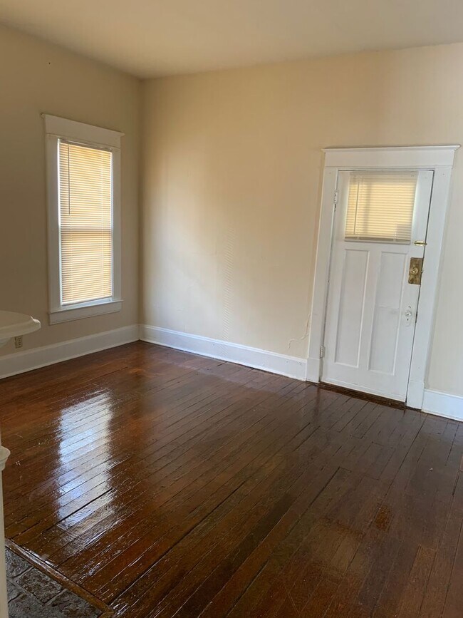 Building Photo - Off Street Parking on Park Ave-Available A...