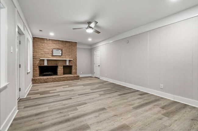 Building Photo - Two Bedroom Duplex with Bonus Room in Chapel Hill