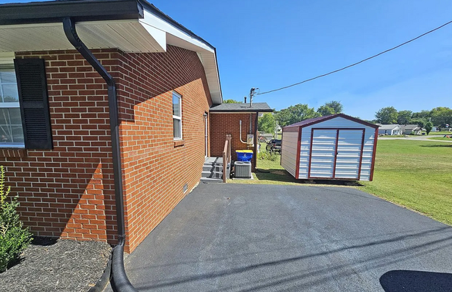 Building Photo - 3 Bedroom brick home with a shed