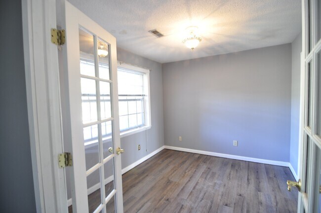 Building Photo - Desirable SE Huntsville