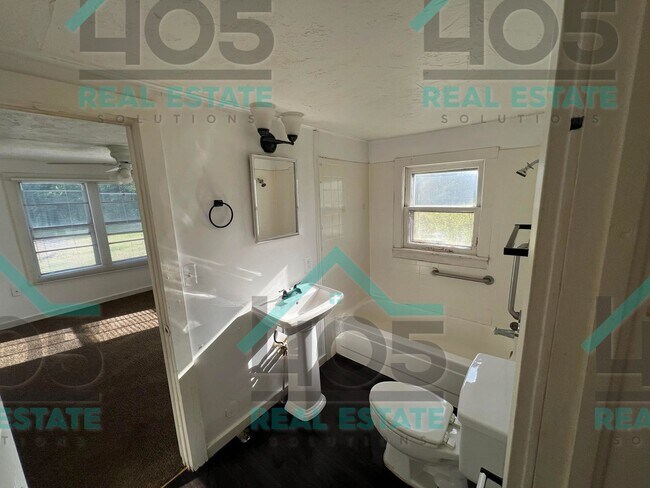 Building Photo - 3 Bedroom in Jones!